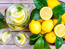 Qida mifləri: Limonlu su yağ yandırır?