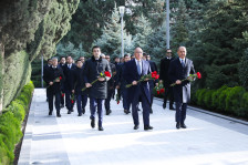 AQTA-nın kollektivi anım günü ilə bağlı Fəxri xiyabanı ziyarət edib