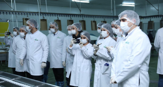 Media nümayəndələri Siyəzəndə “HALAL” uyğunluq sertifikatı almış müəssisənin fəaliyyəti ilə tanış olublar