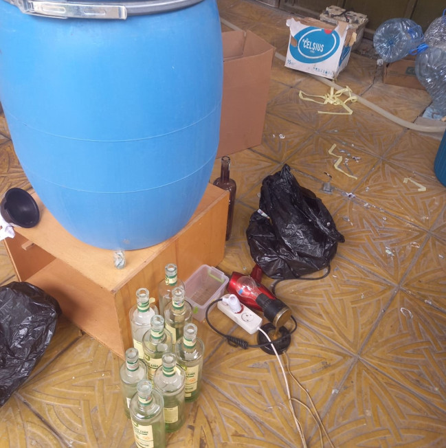 Gəncədə yaşayış evində saxta alkoqollu içkilərin istehsal edildiyi aşkarlanıb