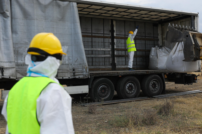 Samuxda istifadəyə yararsız və qadağan olunmuş pestisidlər zərərsizləşdirilib