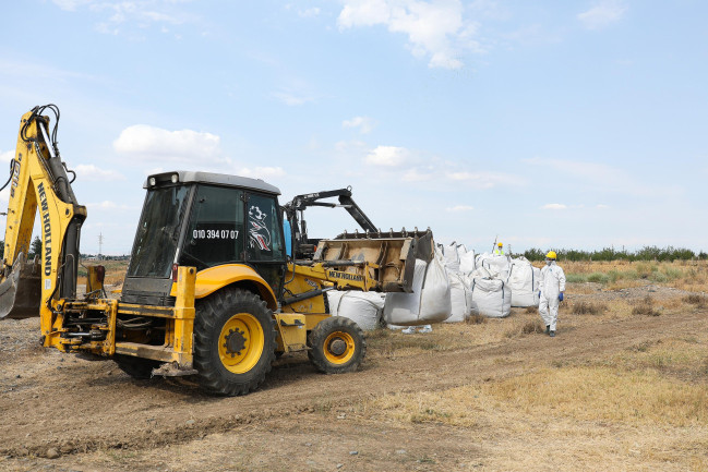 Samuxda istifadəyə yararsız və qadağan olunmuş pestisidlər zərərsizləşdirilib