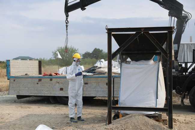 Samuxda istifadəyə yararsız və qadağan olunmuş pestisidlər zərərsizləşdirilib