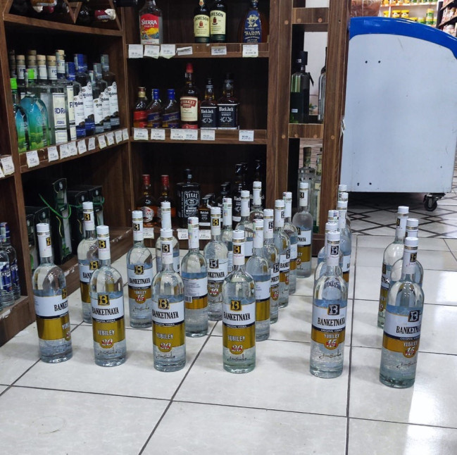 Marketdə saxta alkoqollu içkilər aşkarlanıb