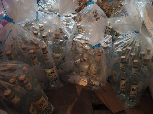 Gəncədə fəaliyyət göstərən topdansatış mağazasında saxta alkoqollu içkilər aşkarlanıb