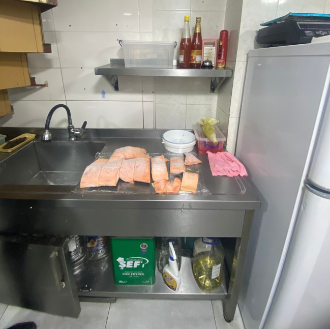“Sushi Club” ictimai iaşə müəssisəsində müşayiətedici sənədləri olmayan balıq məhsulundan istifadə edildiyi aşkarlanıb