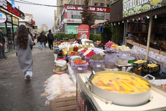 “Yasamal” bazarı və “İnşaatçılar” metrostansiyası ətrafında qanunsuz küçə satışına qarşı reyd keçirilib - VİDEO