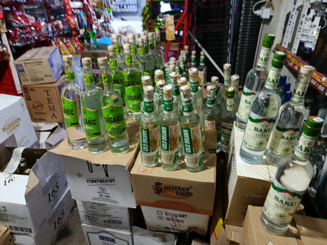 Lənkəranda marketdə aşkarlanan saxta alkoqollu içkilər satışdan kənarlaşdırılıb