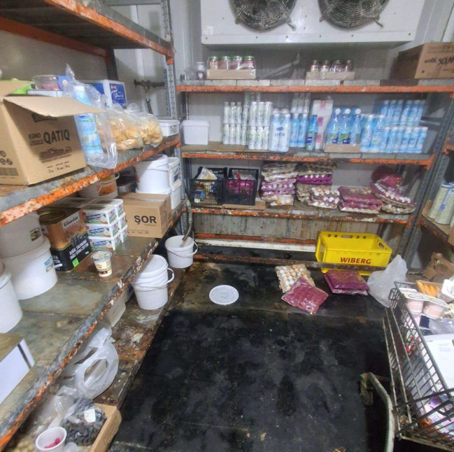 “Volt”, “Megastore” və “The Place”da istehlaka yararsız qida məhsulları aşkarlanıb