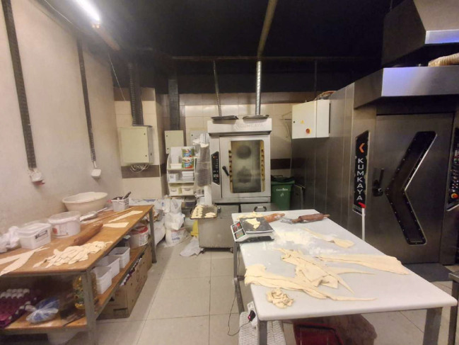 “Volt”, “Megastore” və “The Place”da istehlaka yararsız qida məhsulları aşkarlanıb