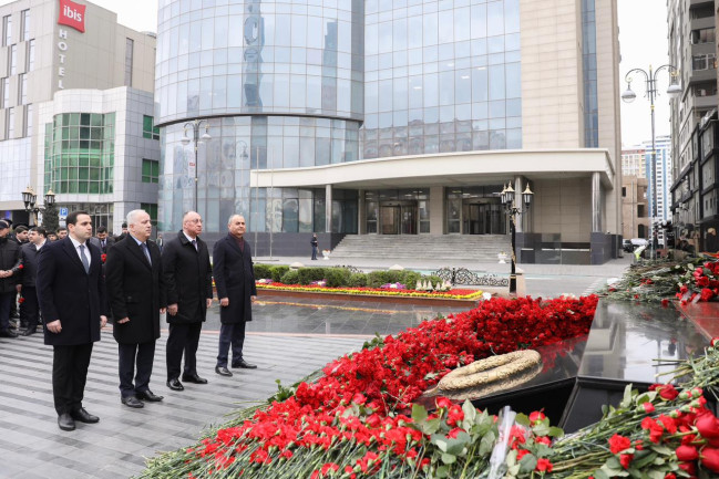 AQTA-nın kollektivi Xocalı soyqırımı abidəsini ziyarət edib
