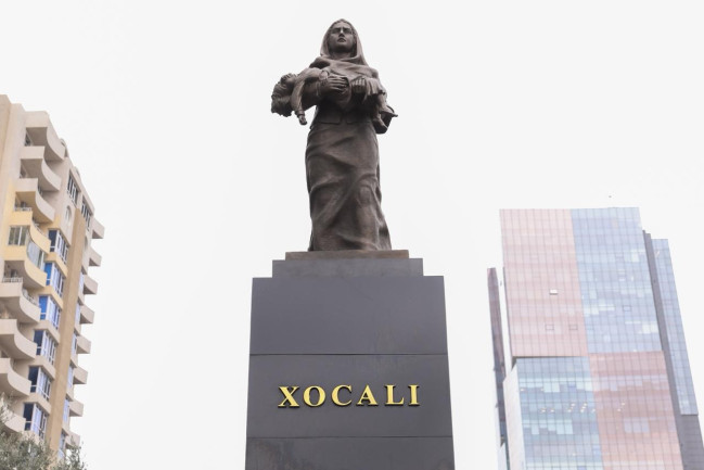 AQTA-nın kollektivi Xocalı soyqırımı abidəsini ziyarət edib