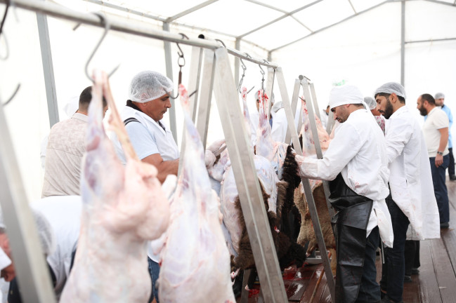 Qurbanlıq heyvanların kəsimi yalnız sanitariya-gigiyena tələblərinə cavab verən məntəqələrdə həyata keçirilməlidir
