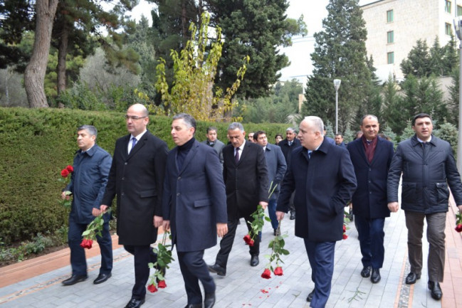 AQTA kollektivi ulu öndər Heydər Əliyevin məzarını ziyarət edib