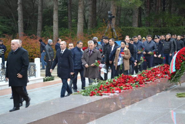 AQTA kollektivi ulu öndər Heydər Əliyevin məzarını ziyarət edib