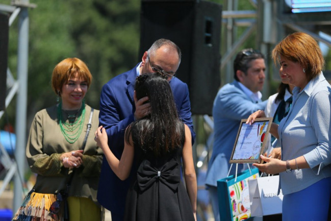 “Təhlükəsiz qida uşaqların gözü ilə” rəsm müsabiqəsinin qalibləri mükafatlandırılıb