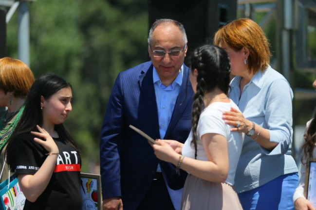 “Təhlükəsiz qida uşaqların gözü ilə” rəsm müsabiqəsinin qalibləri mükafatlandırılıb