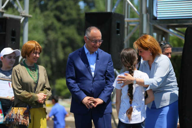 “Təhlükəsiz qida uşaqların gözü ilə” rəsm müsabiqəsinin qalibləri mükafatlandırılıb