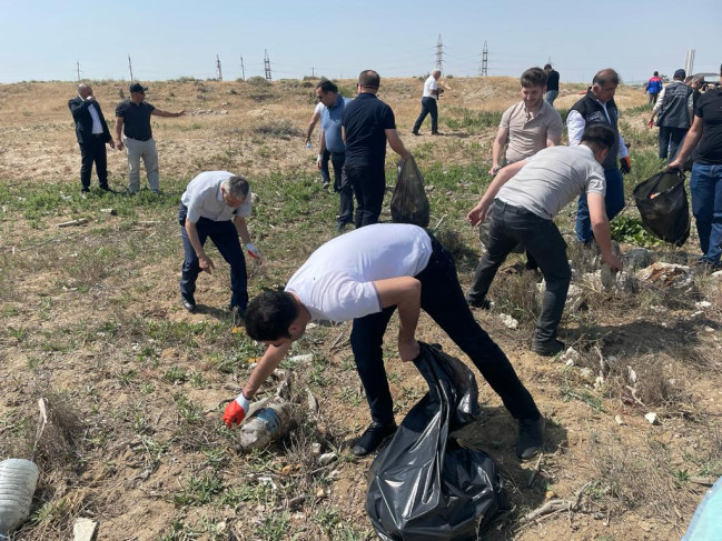 AQTA əməkdaşları çay və su hövzələrinin sahilində keçirilən təmizlik aksiyalarında iştirak ediblər