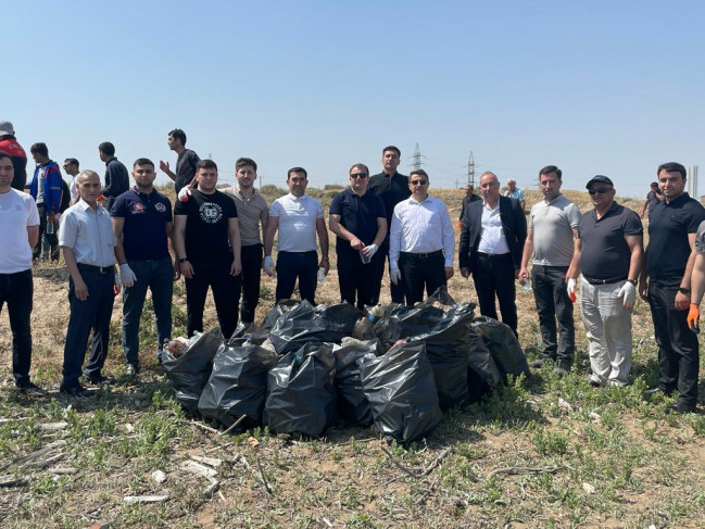 AQTA əməkdaşları çay və su hövzələrinin sahilində keçirilən təmizlik aksiyalarında iştirak ediblər