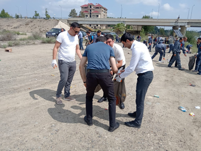 AQTA əməkdaşları çay və su hövzələrinin sahilində keçirilən təmizlik aksiyalarında iştirak ediblər