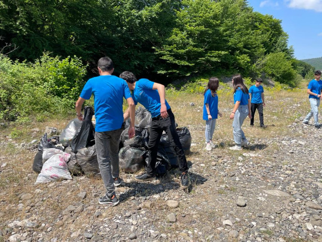 AQTA əməkdaşları çay və su hövzələrinin sahilində keçirilən təmizlik aksiyalarında iştirak ediblər