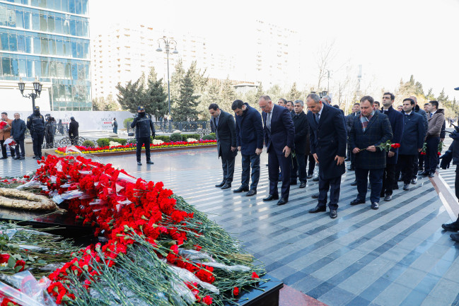 AQTA-nın rəhbərliyi Xocalı soyqırımı abidəsini ziyarət edib