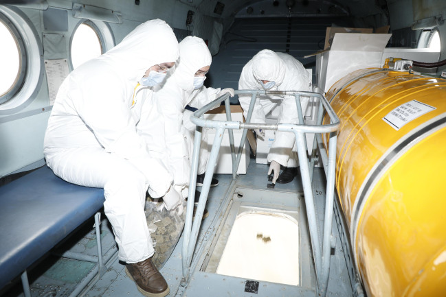 Azərbaycanda helikopter vasitəsilə vəhşi heyvanlar arasında quduzluq xəstəliyinə qarşı peyvəndləmə davam edir