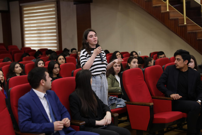 Tələbələr normadan artıq qəbul edilən şəkərin zərərləri barədə məlumatlandırılıb