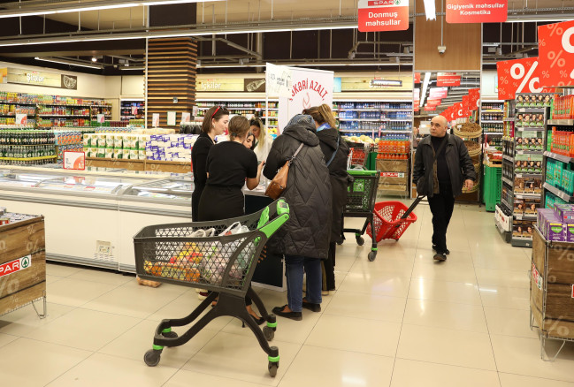 “Şəkəri azalt, ömrünü uzat!” kampaniyası çərçivəsində iri ticarət mərkəzlərində və supermarketlərdə stendlər qurulub