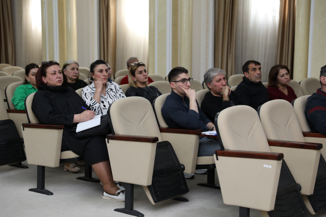 Sahibkarlıq subyektlərinin əməkdaşları “Qida sahəsində gigiyena tələbləri” barədə məlumatlandırılır