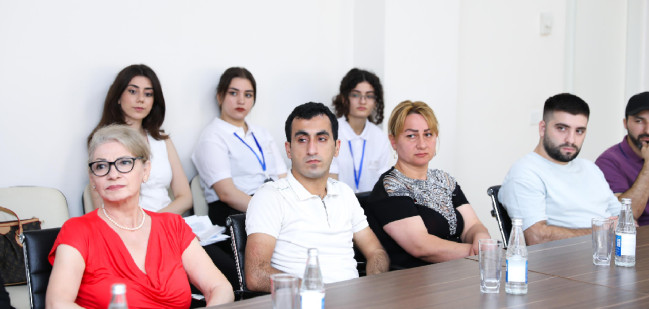 Təlimlərdə uğur qazanan sahibkarlıq subyektlərinin əməkdaşlarına sertifikatlar təqdim edilib