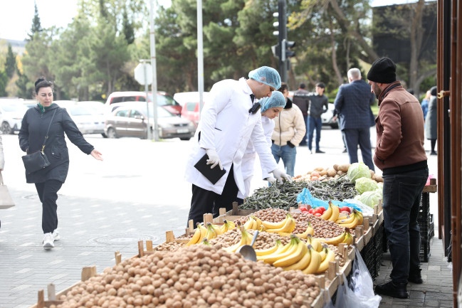 Küçə və yol kənarlarında qida məhsullarının qanunsuz satışı ilə mübarizə tədbirləri genişləndirilib