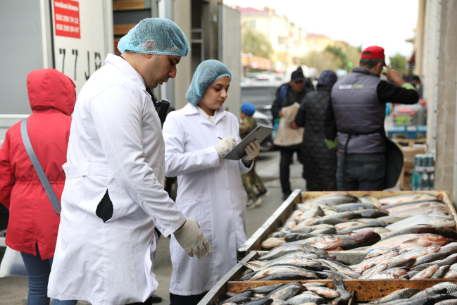 Küçə və yol kənarlarında qida məhsullarının qanunsuz satışı ilə mübarizə tədbirləri genişləndirilib